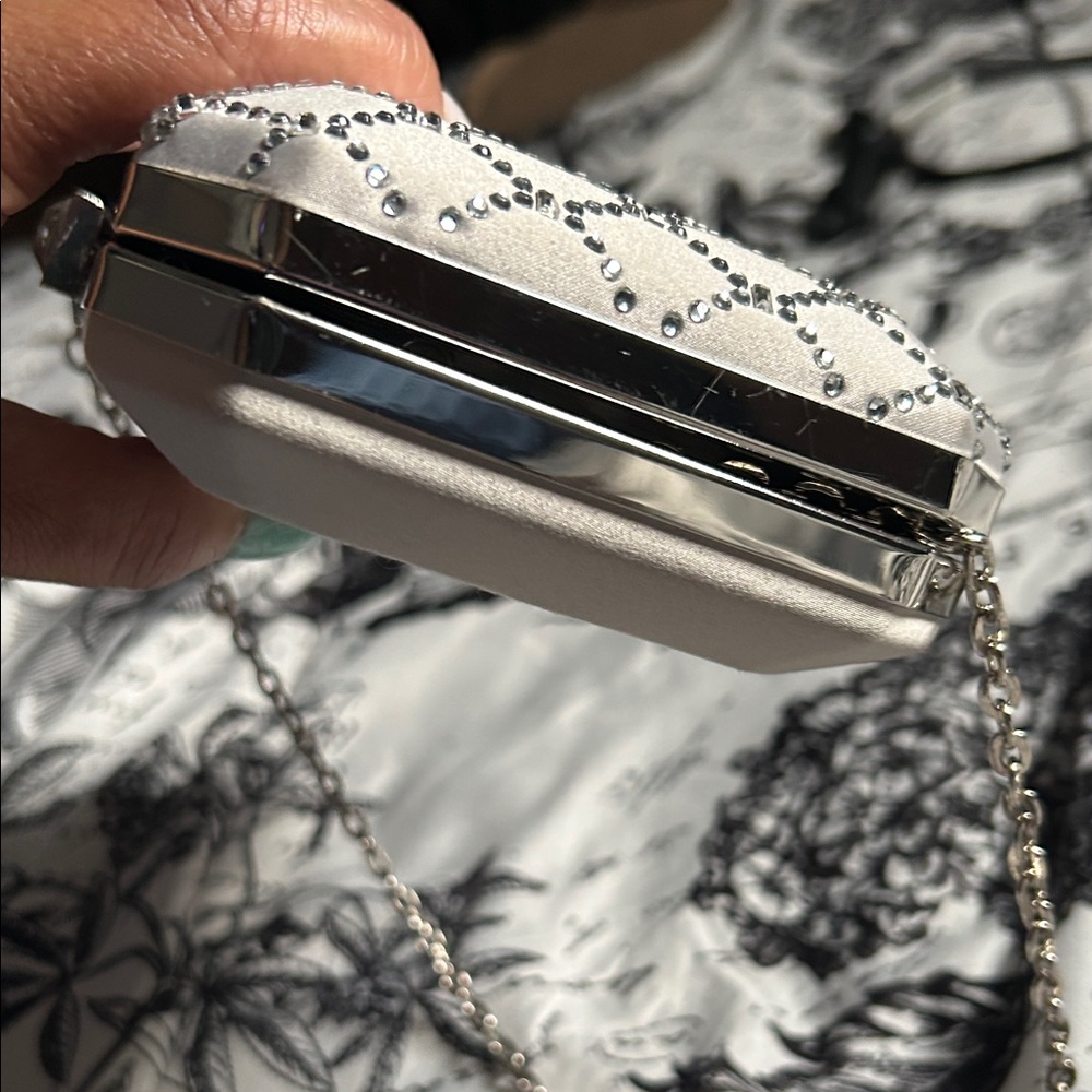 Macy’s Elegant Silver Quilted Chain Crossbody Bag - Picture 11 of 12